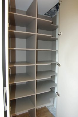 Placard de rangement ouvert