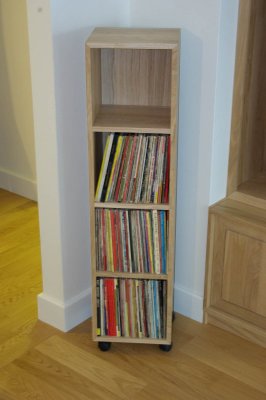 Colonne vinyles sur roulettes