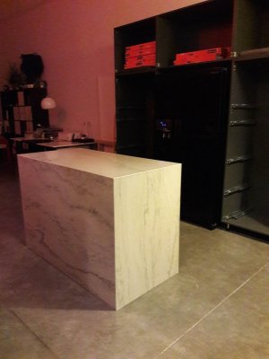 L'îlot en marbre nu