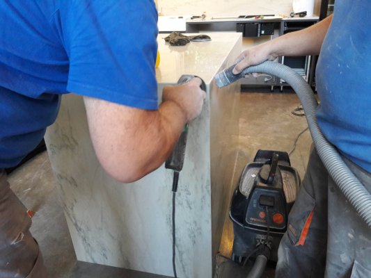 Polissage des angles de l'îlot