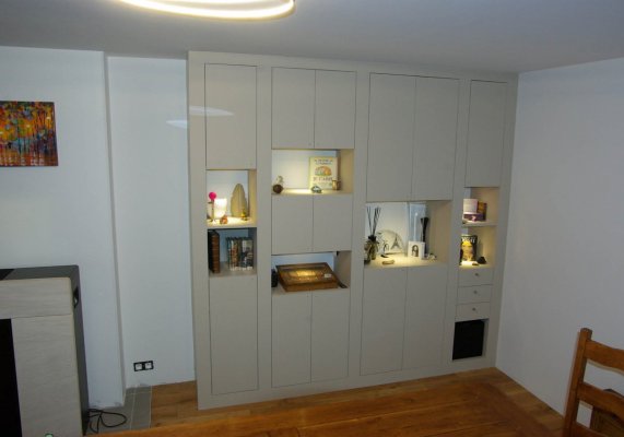 Meuble avec niches peint