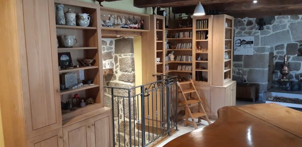 Bibliothèque en chêne ciré