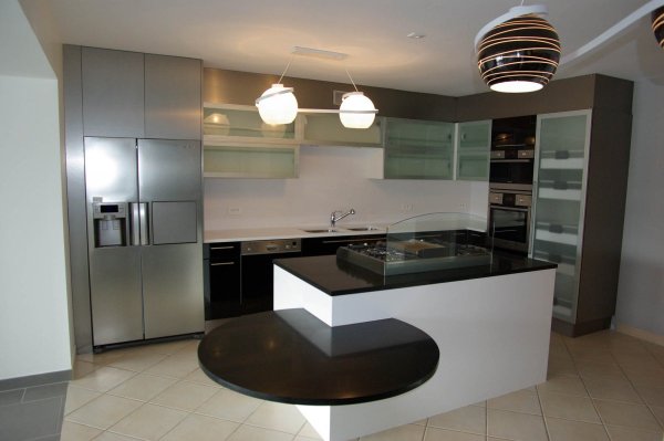 La table en suspension dans l'espace