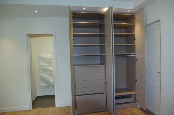 Penderie, tiroirs et étagères