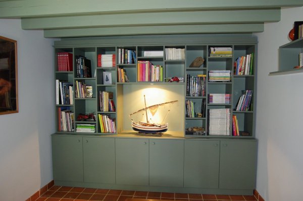 Bibliothèque sur mesure en médium peint