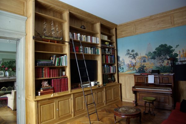 Grande bibliothèque en chêne ciré