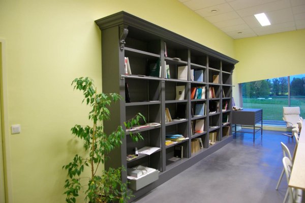 Bibliothèque en médium peint