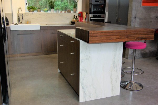 Plan en porte à faux noyer massif