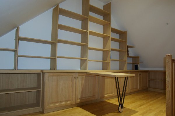 Le bureau et sa roulette en bois