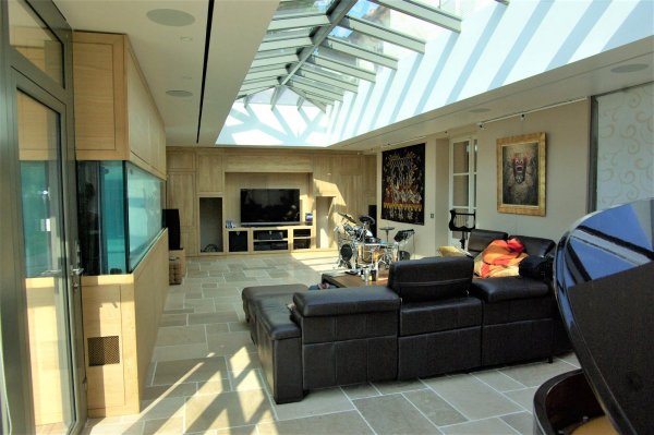 Vue d'ensemble du salon de musique