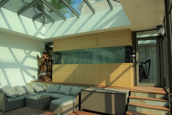 Habillage en chêne du meuble aquarium