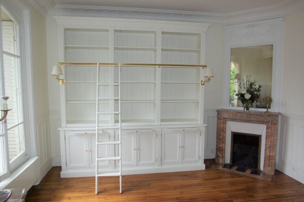 Bibliothèque avec échelle et appliques