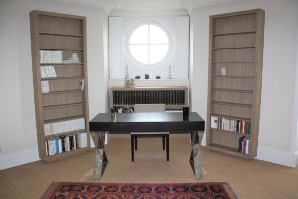 Bibliothèque en chêne teinté verni mat