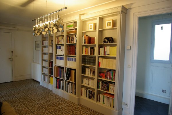 Bibliothèque en médium peint